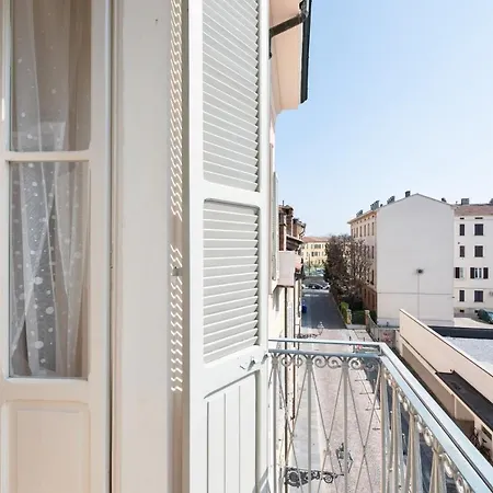 Ampio In Centro Storico Con Balconi Parma