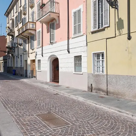 Ampio In Centro Storico Con Balconi * Parma